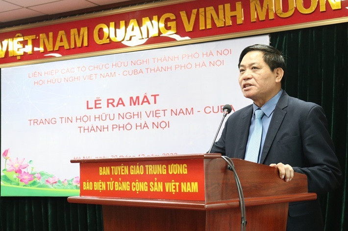 Tổng Biên tập Báo điện tử Đảng Cộng sản Việt Nam, Phó Chủ tịch Hội Hữu nghị Việt Nam - Cuba thành phố Hà Nội Trần Doãn Tiến giới thiệu về Trang tin. Ảnh: Kim Sơn Thông tin toàn diện, kịp thời về quan hệ hữu nghị Việt Nam - Cuba -0