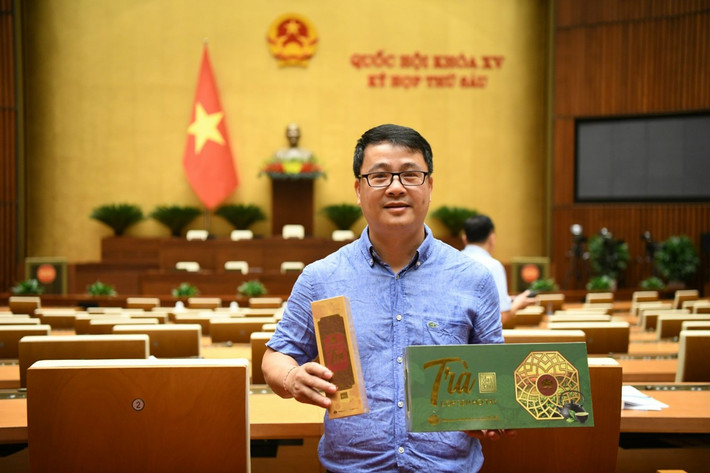 Tổng giám đốc Nguyễn Văn Hùng giới thiệu về hai dòng sản phẩm trà sen của Công ty. Tổng giám đốc Nguyễn Văn Hùng giới thiệu về hai dòng sản phẩm trà sen của Công ty.