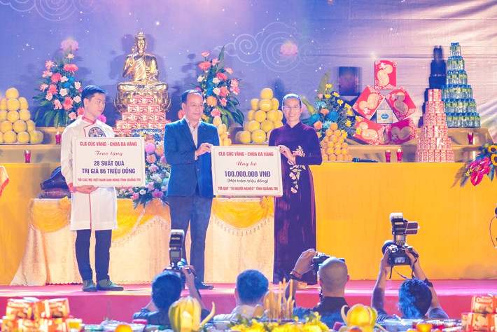 Phó Chủ tịch Thường trực MTTQ Việt Nam tỉnh Quảng Trị Lê Hồng Sơn tiếp nhận các phần quà từ Chủ nhiệm CLB Cúc Vàng tặng các Mẹ Việt Nam anh hùng và Quỹ Vì người nghèo Những dư âm còn mãi sau Đại lễ cầu siêu, thả hoa đăng tri ân bên bờ Thạch Hãn -0