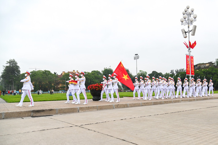 Trang nghiêm lễ thượng cờ tại quảng trường Ba Đình nhân dịp 47 năm ngày thống nhất đất nước ảnh 8 Trang nghiêm lễ thượng cờ tại quảng trường Ba Đình nhân dịp 47 năm ngày thống nhất đất nước -0