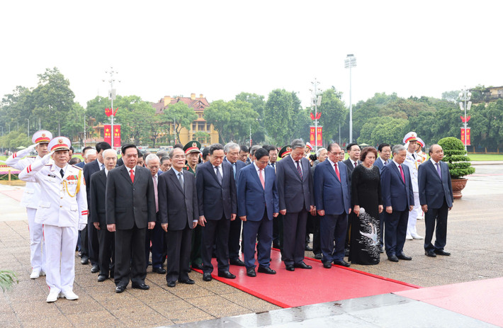Lãnh đạo Đảng, Nhà nước vào Lăng viếng Chủ tịch Hồ Chí Minh ảnh 2 Lãnh đạo Đảng, Nhà nước vào Lăng viếng Chủ tịch Hồ Chí Minh -0