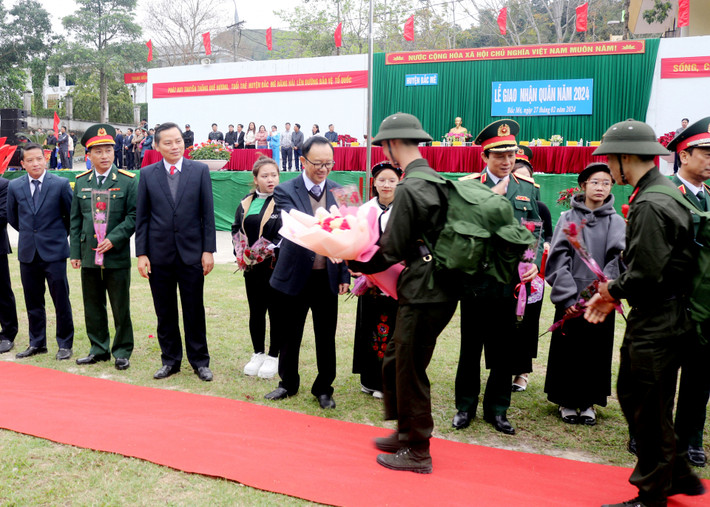 Phó Bí thư Thường trực Tỉnh ủy, Chủ tịch HĐND tỉnh Thào Hồng Sơn, lãnh đạo Quân khu 2 và lãnh đạo huyện Bắc Mê tặng hoa chúc mừng, động viên các tân binh lên đường nhập ngũ Hà Giang: Sôi nổi ngày hội tòng quân năm 2024 -0