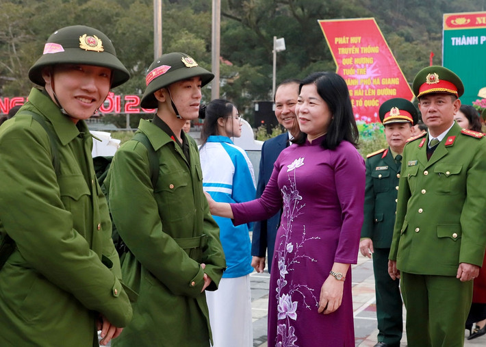 Phó Chủ tịch Thường trực HĐND tỉnh Chúng Thị Chiên cùng các đại biểu động viên tân binh lên đường nhập ngũ tại thành phố Hà Giang Hà Giang: Sôi nổi ngày hội tòng quân năm 2024 -0