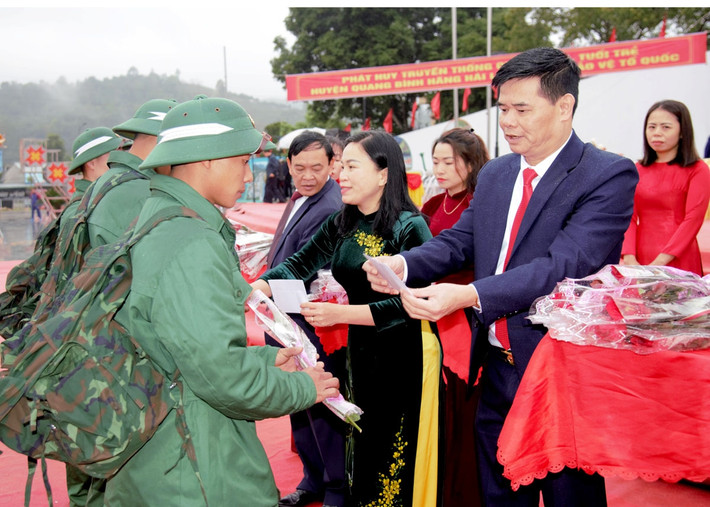 Lãnh đạo huyện Quang Bình tặng hoa cho các tân binh Hà Giang: Sôi nổi ngày hội tòng quân năm 2024 -0