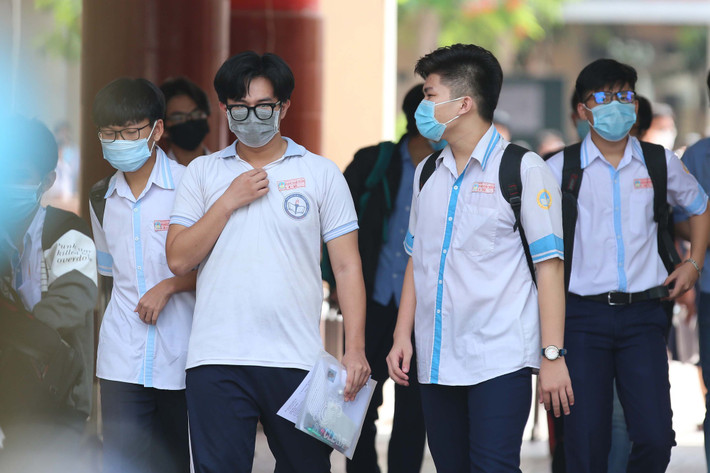 Các thí sinh đã hoàn thành bài thi tổ hợp KHTN hoặc KHXH, sáng 8.7. Ảnh minh hoạ Đề thi các Bài thi Tổ hợp: Kiến thức cơ bản, vừa sức học sinh -0