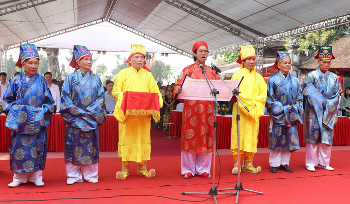 Văn tế tôn vinh truyền thống giáo dục, tôn vinh khoa bảng của các thế hệ người dân xứ Đông Lễ khai hội truyền thống Văn miếu Mao Điền -0