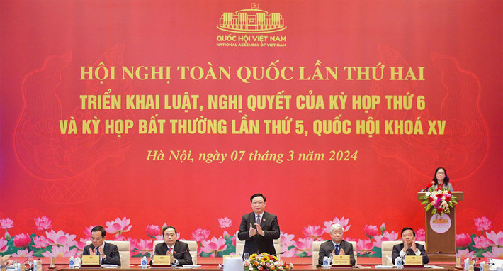 Ủy viên Bộ Chính trị, Chủ tịch Quốc hội Vương Đình Huệ; Ủy viên Bộ Chính trị, Phó Chủ tịch Thường trực Quốc hội Trần Thanh Mẫn; Bí thư Trung ương Đảng, Chủ tịch Ủy ban Trung ương MTTQ Việt Nam Đỗ Văn Chiến; Ủy viên Trung ương Đảng, Phó Chủ tịch Quốc hội Nguyễn Khắc Định; Ủy viên Trung ương Đảng, Phó Thủ tướng Chính phủ Trần Lưu Quang chủ trì hội nghị. Ảnh: Lâm Hiển Chủ động nâng cao hiệu quả thực thi pháp luật, khẳng định tinh thần “lập pháp chủ động, giám sát hiệu quả, quyết sách kịp thời, bứt phá phát triển” -0