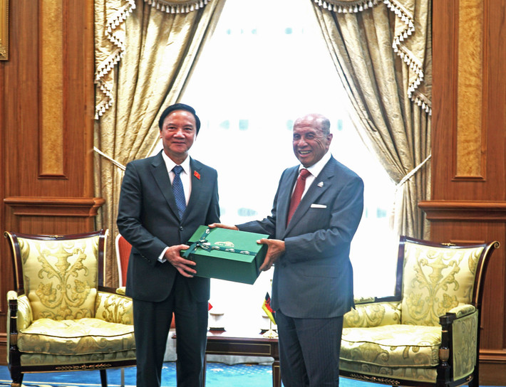 Chủ tịch Hội đồng Lập pháp Brunei Darusalam Abdul Rahman Taib trao quà tặng Phó Chủ tịch Quốc hội Nguyễn Khắc Định. Ảnh: TTXVN Phó Chủ tịch Quốc hội Nguyễn Khắc Định hội kiến Quốc vương và chào Chủ tịch Hội đồng Lập pháp Brunei -0