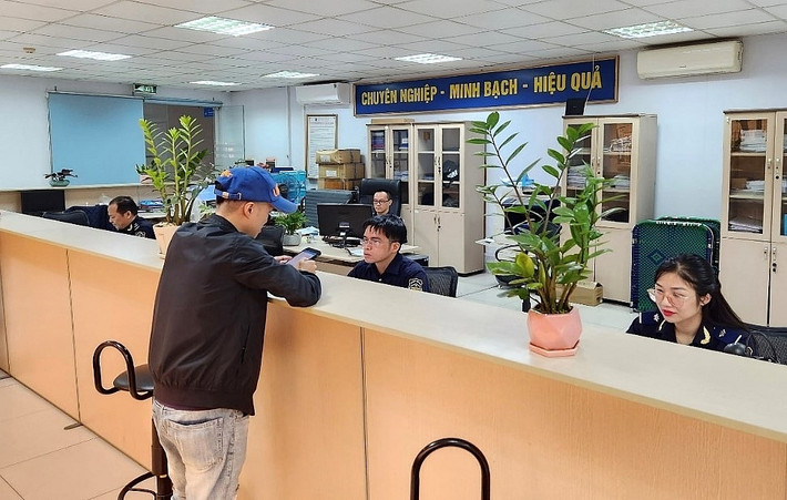 Đơn giản hóa thủ tục, tạo thuận lợi thương mại ảnh 1 Cán bộ, công chức Đội Nghiệp vụ Hải quan Yên Bình, Chi cục Hải quan Thái Nguyên tiếp nhận và xử lý tờ khai hải quan. Ảnh: Tổng cục Hải quan