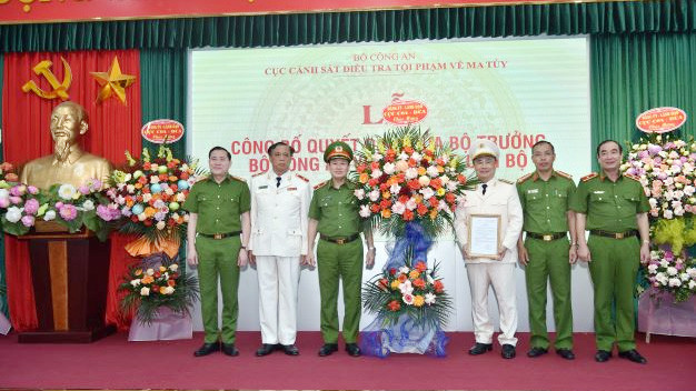 Cục trưởng C04, Thiếu tướng Nguyễn Văn Viện thừa ủy quyền Bộ trưởng Bộ Công an trao quyết định bổ nhiệm Đại tá Nguyễn Đức Tuấn, Trưởng phòng tham mưu C04 giữ chức Phó Cục trưởng C04 Bổ nhiệm Phó Cục trưởng Cục Cảnh sát Điều tra tội phạm về ma túy -0