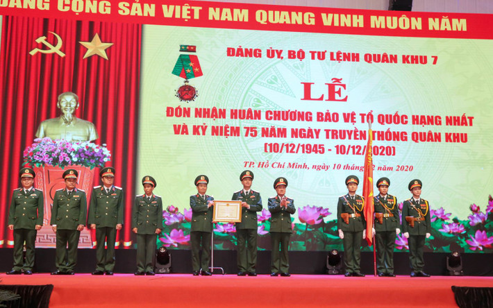 Thừa ủy quyền của Chủ tịch nước, Thượng tướng Trần Đơn, Thứ trưởng Bộ Quốc phòng trao Huân chương Bảo vệ Tổ quốc hạng Nhất cho lực lượng vũ trang Quân khu 7 Ảnh: Lan Chi Thừa ủy quyền của Chủ tịch nước, Thượng tướng Trần Đơn - Thứ trưởng Bộ Quốc phòng trao Huân chương Bảo vệ Tổ quốc hạng Nhất cho lực lượng vũ trang Quân khu 7 - Ảnh: Lan Chi