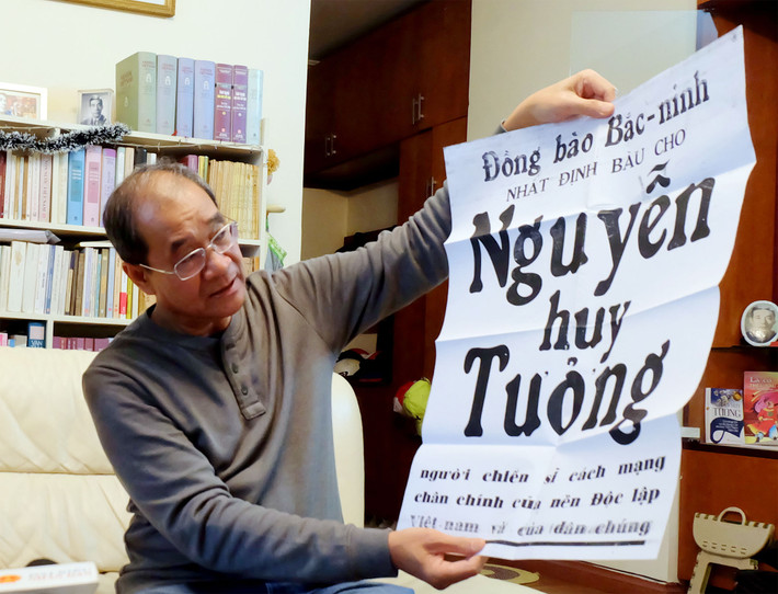 Tờ áp phích kêu gọi cử tri bỏ phiếu cho nhà văn Nguyễn Huy Tưởng Ảnh: Lê Thủy Tờ áp phích kêu gọi cử tri bỏ phiếu cho nhà văn Nguyễn Huy Tưởng Ảnh: Lê Thủy