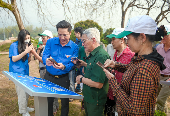 Bí thư Tỉnh đoàn Đặng Thành Huy hướng dẫn du khách quét mã QR tại điểm di tích Đồi A1. Nguồn: ITN Bí thư Tỉnh đoàn Đặng Thành Huy hướng dẫn du khách quét mã QR tại điểm di tích Đồi A1