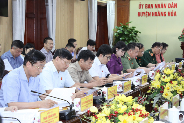 Đoàn giám sát của Ủy ban Thường vụ Quốc hội làm việc với huyện Hoằng Hóa, tỉnh Thanh Hóa ảnh 4 Các đại biểu tham dự cuộc làm việc