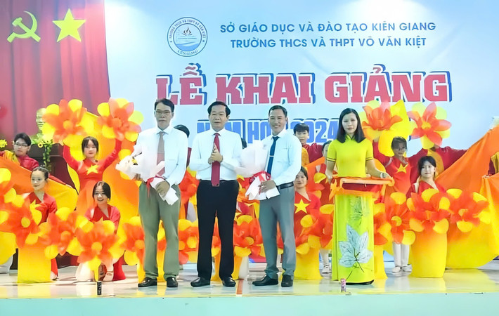 Bí thư Tỉnh ủy Kiên Giang Đỗ Thanh Bình đến dự lễ khai giảng tại Trường THCS&THPT Võ Văn Kiệt (Ảnh: Phương Vũ) Kiên Giang: Do mưa, nhiều trường livetream khai giảng năm học mới