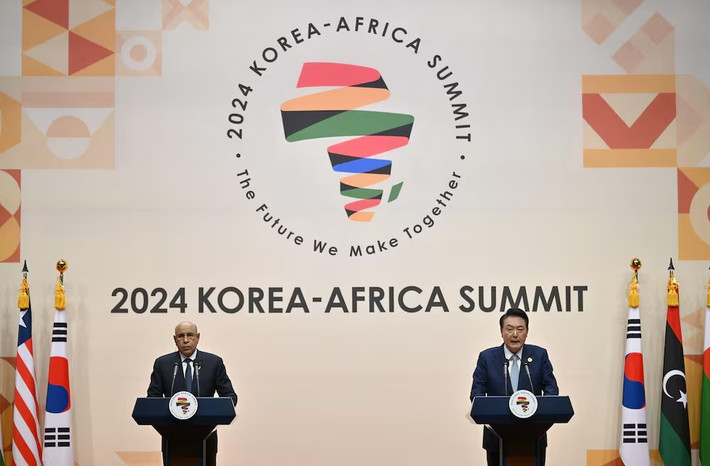 Xây dựng tương lai chung dựa trên ba trụ cột ảnh 1 Chủ tịch Liên minh châu Phi (AU) 2024, Tổng thống Mauritania Mohamed Ould Cheikh Ghazouani và Tổng thống Hàn Quốc Yoon Suk Yeol trong Hội nghị thượng đỉnh Hàn Quốc - Châu Phi năm 2024 tại Goyang. Ảnh: AFP