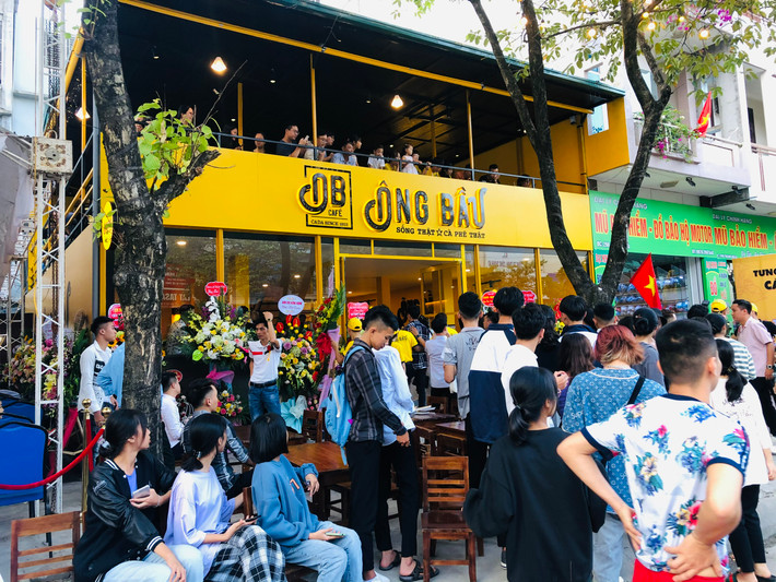 Đông đảo khách hàng tại Hải Dương đến thưởng thức cà phê Ông Bầu trong ngày đầu khai trương quán Đông đảo khách hàng tại Hải Dương đến thưởng thức cà phê Ông Bầu trong ngày đầu khai trương quán