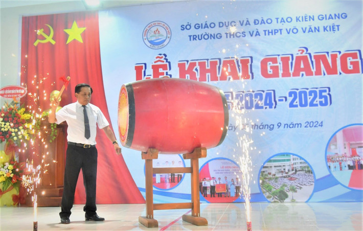Hiệu trưởng Trường THCS và THPT Võ Văn Kiệt Đào Viết An đánh trống khai giảng năm học 2024-2025 Kiên Giang: Do mưa, nhiều trường livetream khai giảng năm học mới