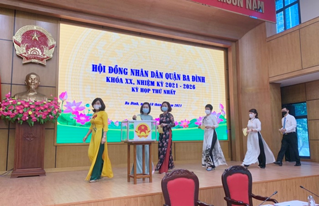 Đại biểu HĐND quận Ba Đình bỏ phiếu bầu các chức danh lãnh đạo chủ chốt của quận Đại biểu HĐND quận Ba Đình bỏ phiếu bầu các chức danh lãnh đạo chủ chốt của quận