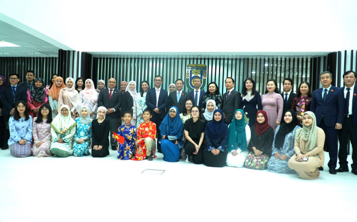 Phó Chủ tịch Quốc hội Nguyễn Khắc Định, Phó Hiệu trưởng Đại học Quốc gia Brunei (UBD), Tiến sỹ Hazri bin Haji Kifle và các đại biểu chụp ảnh lưu niệm cùng học sinh lớp tiếng Việt. Ảnh: TTXVN Phó Chủ tịch Quốc hội Nguyễn Khắc Định hội kiến Quốc vương và chào Chủ tịch Hội đồng Lập pháp Brunei
