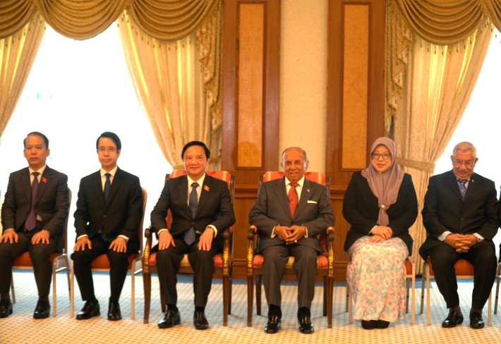 Phó Chủ tịch Quốc hội Nguyễn Khắc Định và Chủ tịch Hội đồng Lập pháp Brunei Darusalam Abdul Rahman Taib cùng các đại biểu. Ảnh: TTXVN Phó Chủ tịch Quốc hội Nguyễn Khắc Định hội kiến Quốc vương và chào Chủ tịch Hội đồng Lập pháp Brunei -0