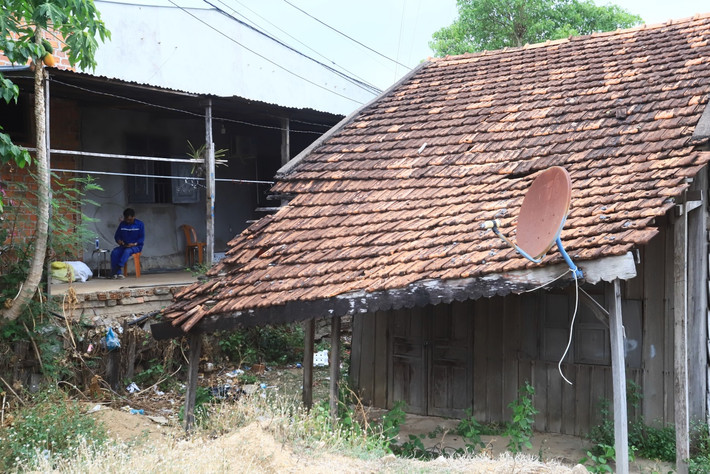 Người dân đang phải sống trong những căn nhà xuống cấp xập xệ, chờ đền bù Hình ảnh cầu 110 huyết mạch nối Đắk Lắk - Gia Lai “đắp chiếu”, dân mòn mỏi chờ đền bù -0