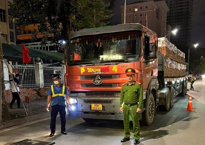 Phương tiện vi phạm đã bị xử phạt theo quy định của pháp luật Hà Nội: Xử phạt xe container chở quá tải 72 triệu đồng -0