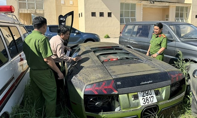 Lực lượng chức năng thực hiện tiêu hủy xe ô tô mang nhãn hiệu Lamborghini. Ảnh: CAQB Quảng Bình: Tiêu hủy, cắt xẻ siêu xe Lamborghini và G63 nhập lậu -0
