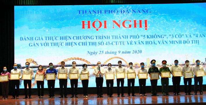 Ủy viên Trung ương Đảng, Bí thư Thành ủy, Trưởng đoàn đại biểu Quốc hội TP Đà Nẵng Trương Quang Nghĩa trao Bằng khen cho các cá nhân và tập thể trong thực hiện Chương trình “5 không” Ủy viên Trung ương Đảng, Bí thư Thành ủy, Trưởng đoàn đại biểu Quốc hội TP Đà Nẵng Trương Quang Nghĩa trao Bằng khen cho các cá nhân và tập thể trong thực hiện Chương trình “5 không”