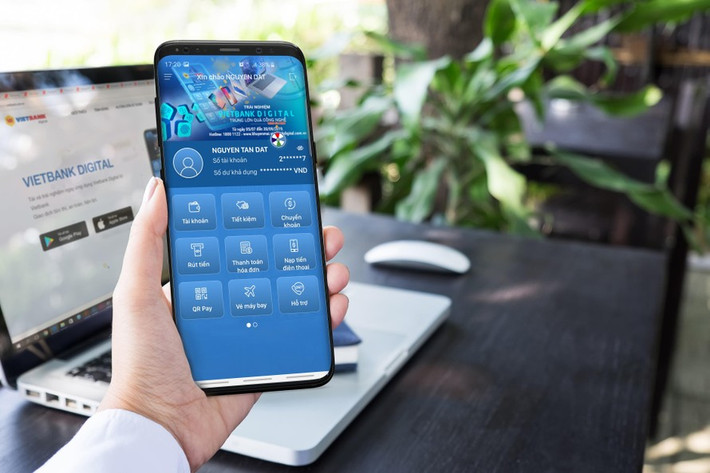 Khách hàng dễ dàng gửi tiết kiệm online trên các ứng dụng ngân hàng Gửi tiết kiệm trở lại