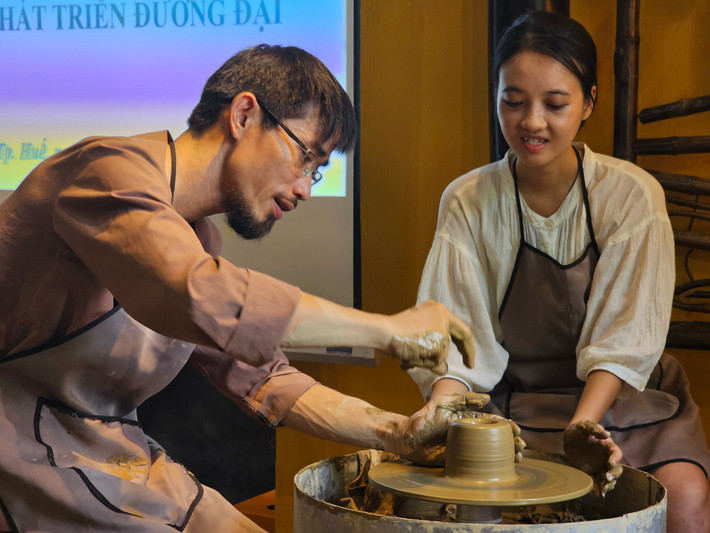 Gìn giữ và hồi sinh gốm Việt ảnh 1 Nghệ nhân làng gốm Phước Tích (Thừa Thiên Huế) trình diễn nghệ thuật vuốt gốm bên lề hội thảo - Ảnh: Nhật Minh