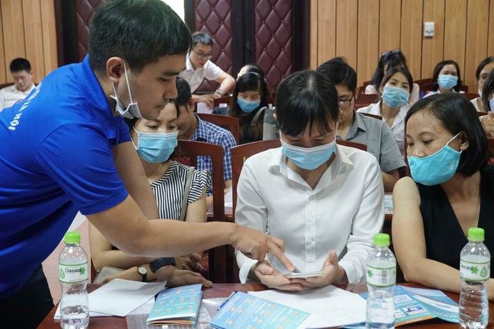 Cán bộ BHXH hướng dẫn người dân cài đặt ứng dụng VssID Nguồn: ITN Cán bộ BHXH hướng dẫn người dân cài đặt ứng dụng VssID Nguồn: ITN