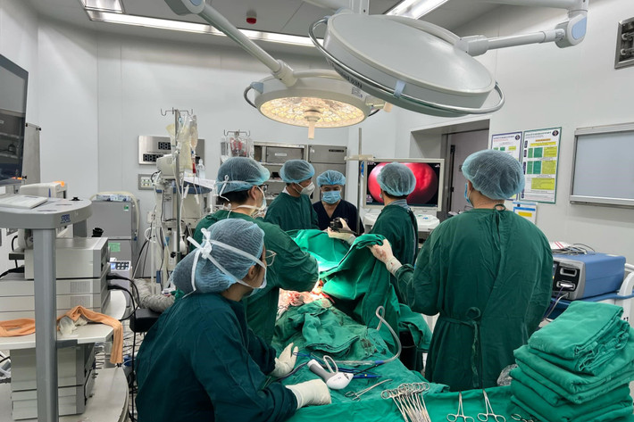 Các y bác sĩ trong ca phẫu thuật cấp cứu cho người bệnh (Ảnh: Đặng Thanh) Nam bệnh nhân nôn ra gần 1 lít máu đen được cứu sống ngoạn mục -0