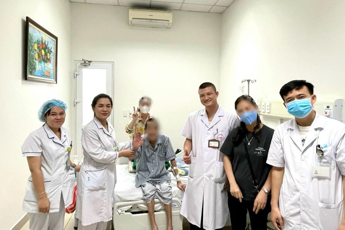 Nam bệnh nhân cùng các bác sĩ Bệnh viện Bệnh Nhiệt đới Trung ương thời điểm xuất viện (Ảnh: Đặng Thanh) Nam bệnh nhân nôn ra gần 1 lít máu đen được cứu sống ngoạn mục -0
