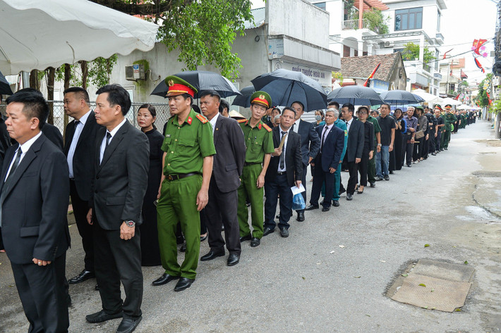 Từ cổng làng đến địa điểm viếng dài khoảng 1km nhưng người dân trật tự xếp hai hàng dài, chờ đợi tới lượt. Ảnh: Hoàng Hải - Hữu Nghị Từ cổng làng đến địa điểm viếng dài khoảng 1km nhưng người dân trật tự xếp hai hàng dài, chờ đợi tới lượt. Ảnh: Hoàng Hải - Hữu Nghị