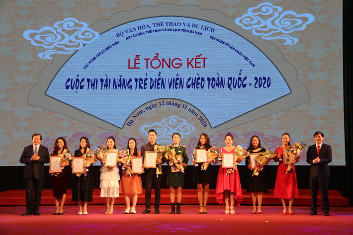 Ban tổ chức trao Huy chương Vàng cho các thí sinh đoạt giải Ban tổ chức trao Huy chương Vàng cho các thí sinh đoạt giải