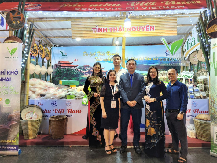 Gian hàng của tỉnh Thái Nguyên do Sở Ngoại vụ tỉnh Thái Nguyên chủ trì, phối hợp với các đơn vị thực hiện Thái Nguyên ghi dấu ấn đặc trưng tại tại Không gian quảng bá “Sắc màu Việt Nam” -0