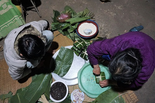 Người Thái ở Bá Thước gói bánh chưng đen cúng tổ tiên dịp Tết Người Thái ở Bá Thước gói bánh chưng đen cúng tổ tiên dịp Tết