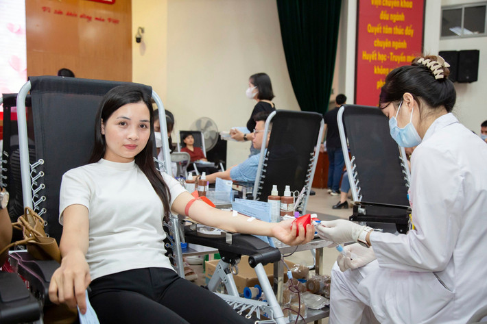 Người lao động Bệnh viện Đa khoa Đức Giang hiến máu ngày 8.5 Cán bộ y tế Hà Nội dự kiện hiến 1800 đơn vị máu tình nguyện trong năm 2024 -0