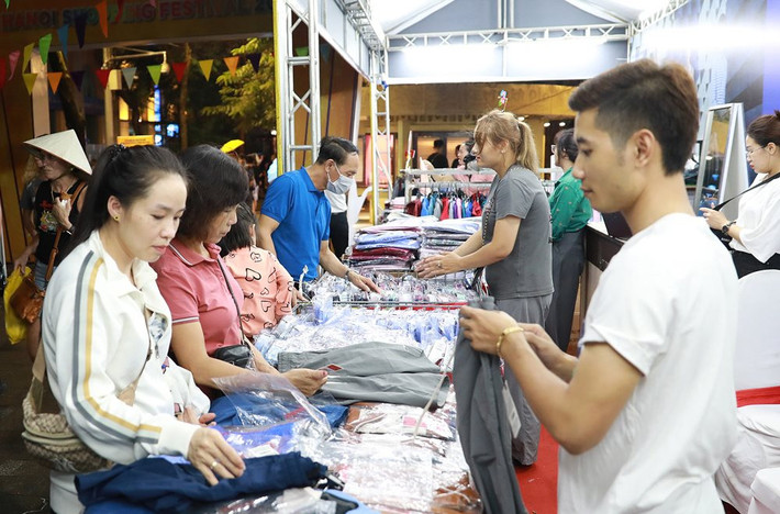 Khách chọn mua hàng tại sự kiện “Hà Nội siêu hội mua sắm - HaNoi Mega Sale” năm 2023. Ảnh: ITN Tháng khuyến mại Hà Nội năm 2023: Thúc đẩy sản xuất, kích cầu tiêu dùng hàng Việt -0