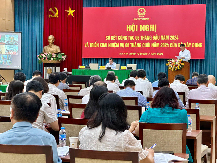 Chánh Văn phòng Đậu Minh Thanh trình bày báo cáo tại hội nghị. Ảnh: H.Lan Xây dựng tăng trưởng 7,34%, cao nhất so với cùng kỳ giai đoạn 2020 - 2024. -0