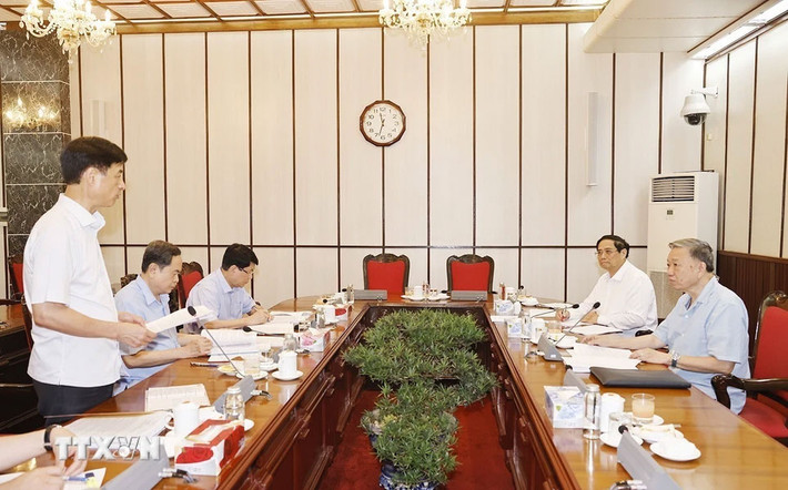 Ủy viên Trung ương Đảng, Chánh Văn phòng Trung ương Đảng Nguyễn Duy Ngọc trình bày báo cáo tại cuộc họp. Ảnh: Trí Dũng - TTXVN Tổng Bí thư, Chủ tịch nước Tô Lâm chủ trì phiên họp thường kỳ của Lãnh đạo chủ chốt