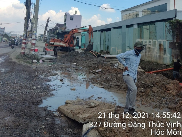 Công trình đường Đặng Thúc Vịnh đang thi công, chưa bàn giao đủ mặt bằng cho ngành điện bố trí công trình điện mới trước khi thu hồi lưới điện hiện hữu Công trình đường Đặng Thúc Vịnh đang thi công, chưa bàn giao đủ mặt bằng cho ngành điện bố trí công trình điện mới trước khi thu hồi lưới điện hiện hữu