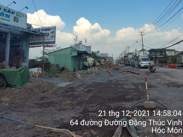 Công trình đường Đặng Thúc Vịnh đang thi công, chưa bàn giao đủ mặt bằng cho ngành điện bố trí công trình điện mới trước khi thu hồi lưới điện hiện hữu Công trình đường Đặng Thúc Vịnh đang thi công, chưa bàn giao đủ mặt bằng cho ngành điện bố trí công trình điện mới trước khi thu hồi lưới điện hiện hữu