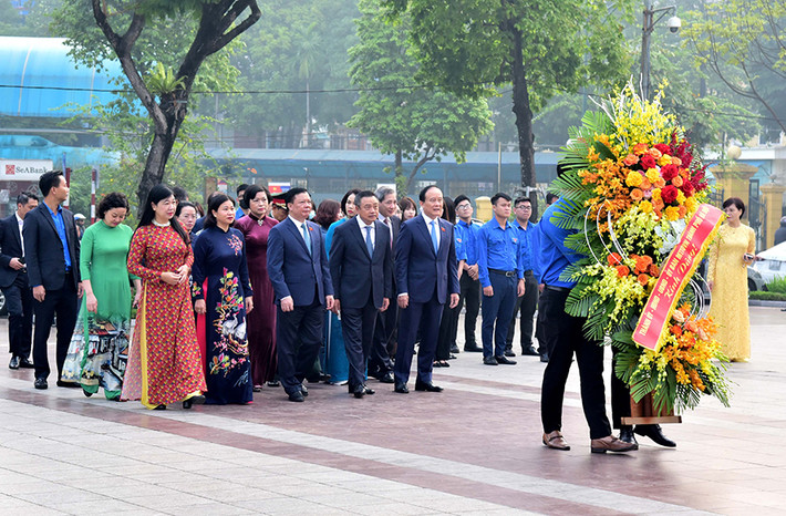 Lãnh đạo thành phố Hà Nội dâng hoa, tưởng nhớ Lãnh tụ Cộng sản V.I.Lênin tại Tượng đài Lênin (đường Điện Biên Phủ, quận Ba Đình, Hà Nội) nhân kỷ niệm 105 năm Cách mạng Tháng Mười Nga. Lãnh đạo thành phố Hà Nội đặt hoa tưởng niệm tại Tượng đài V.I.Lênin -0