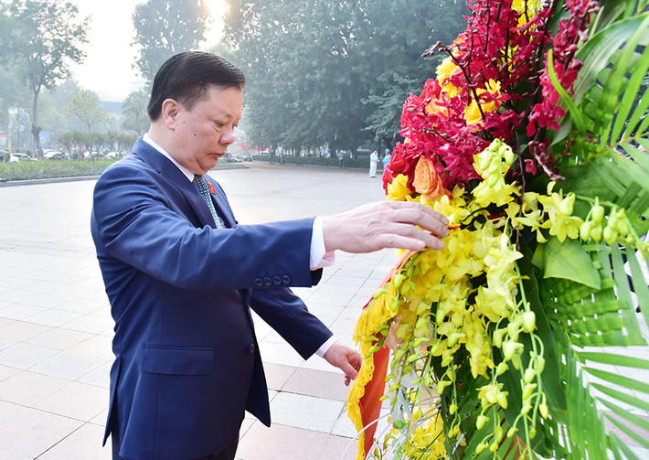 Bí thư Thành ủy Hà Nội Đinh Tiến Dũng dâng hoa tưởng nhớ Lãnh tụ Cộng sản V.I.Lênin. Lãnh đạo thành phố Hà Nội đặt hoa tưởng niệm tại Tượng đài V.I.Lênin -0