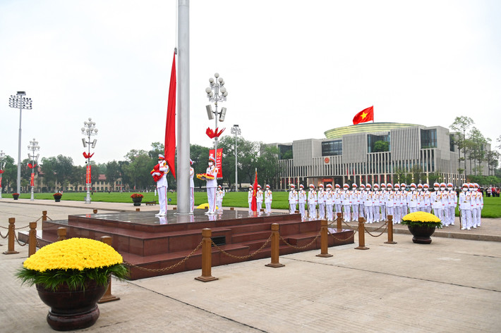 Trang nghiêm lễ thượng cờ tại quảng trường Ba Đình nhân dịp 47 năm ngày thống nhất đất nước ảnh 16 Trang nghiêm lễ thượng cờ tại quảng trường Ba Đình nhân dịp 47 năm ngày thống nhất đất nước -0