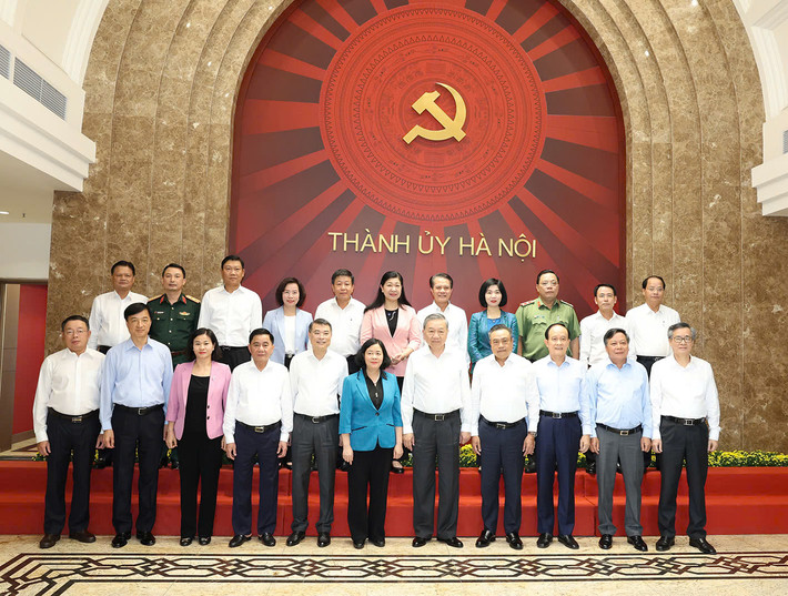 Tổng Bí thư, Chủ tịch nước Tô Lâm và đại biểu chụp ảnh với Ban Thường vụ Thành ủy Hà Nội. Ảnh: Trí Dũng Tổng Bí thư, Chủ tịch nước Tô Lâm thăm, làm việc với Ban Thường vụ Thành ủy Hà Nội -0