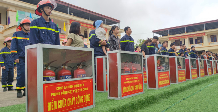 Mỗi gia đình cán bộ, chiến sỹ cảnh sát phòng cháy, chữa cháy và cứu hộ, cứu nạn là một pháp đài PCCC ở khu dân cư Gia đình cán bộ, chiến sỹ cảnh sát phòng cháy, chữa cháy và cứu hộ, cứu nạn là một pháp đài PCCC ở khu dân cư -0