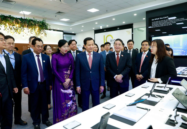 Phát triển công nghiệp gắn với bảo vệ môi trường ảnh 1 Phó Thủ tướng Lê Minh Khái, Phó Chủ tịch Quốc hội Nguyễn Đức Hải và lãnh đạo tỉnh Thái Nguyên dự lễ kỷ niệm thành lập Công ty TNHH Điện tử Samsung Việt Nam Thái Nguyên